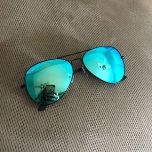 blue mirrored raybands